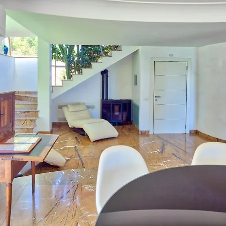 Emanuele Вилла *